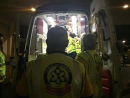 Samur-Protección Civil atienda a un hombre agredido por un arma blanca.