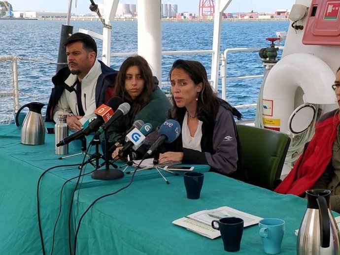 Rueda de prensa a bordo del Rainbow Warrior de Greenpeace en Vilagarcía de Arousa