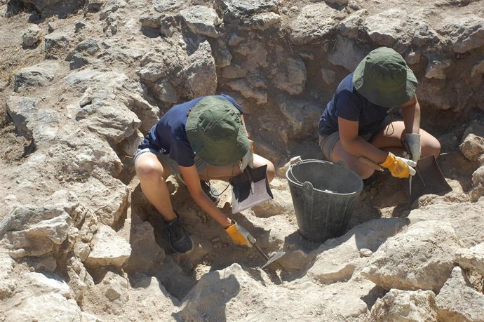 Dos jóvenes del campo de voluntariado internacional de Estella realizan labores de excavación