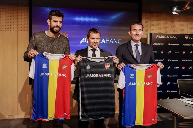 Gerard Piqué, a la izquierda, en la presentación del acuerdo entre el FC Andorra y MoraBanc