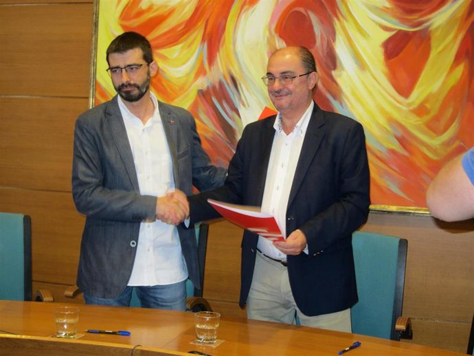 El secretario general del PSOE-Aragón, Javier Lambán, y el coordinador general de IU-Aragón, Álvaro Sanz, tras firmar el acuerdo de investidura este lunes.