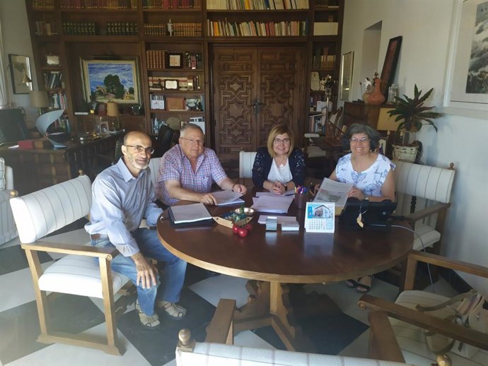 La presidenta de la Diputación de Cáceres, Rosario Cordero, recibe a colectivos de la Sierra de la Mosca
