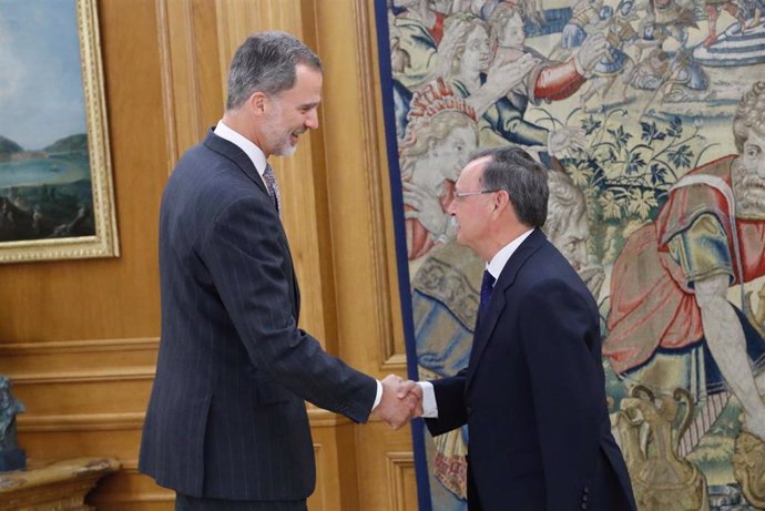 El Rey Felipe VI saluda al presidente de Ceuta, Juan Vivas, durante la recepción en el Palacio de la Zarzuela