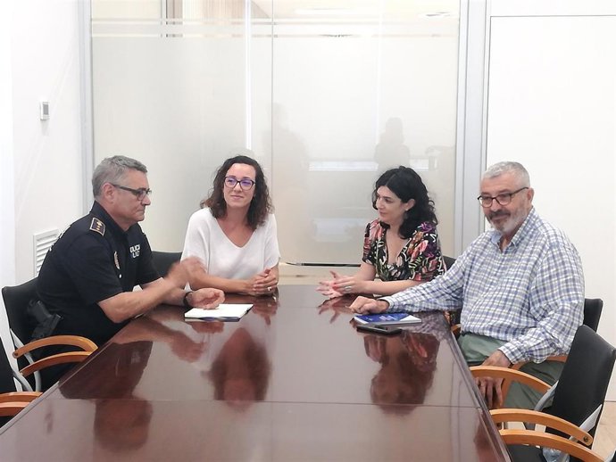 La consellera de Administraciones Públicas y Modernización, Isabel Castro, con la regidora de Seguridad Ciudadana de Palma, Maria Adrover