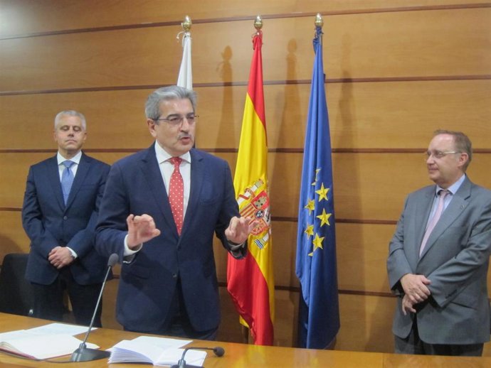 El consejero de Hacienda del Gobierno de Canarias, Román Rodríguez, en la toma de posesión del nuevo viceconsejero de Hacienda y Planificación, Fermín Delgado, y del director general de Patrimonio y Contratación, José Julián Istúriz