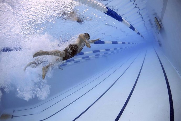 Un nadador sumergido en la piscina