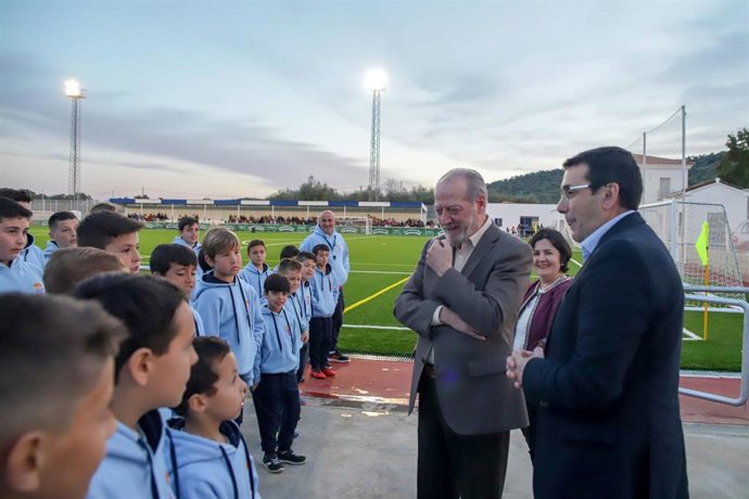Rodríguez Villalobos en la inauguración de un campo de fútbol