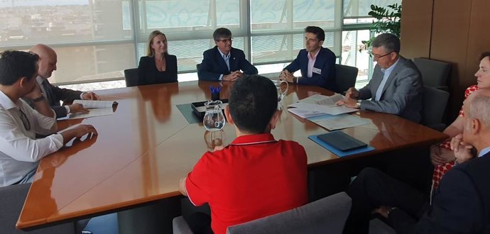 El conseller de Economía Sostenible, Sectores Productivos, Comercio y Trabajo, Rafa Climent,  firma convenios con los representantes de los parques científicos