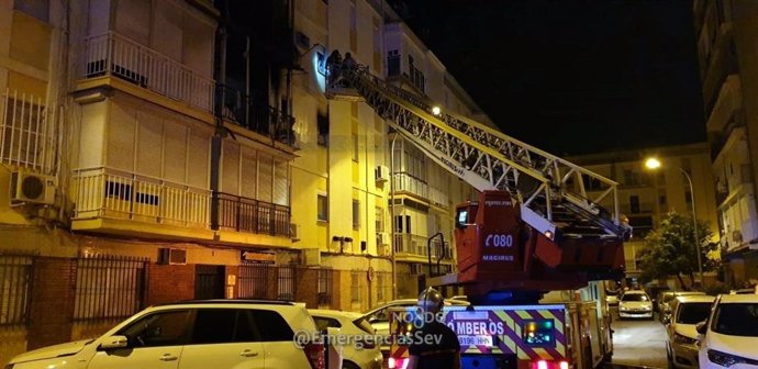 Labores de extinción de un incendio en una vivienda del barrio sevillano de La Macarena