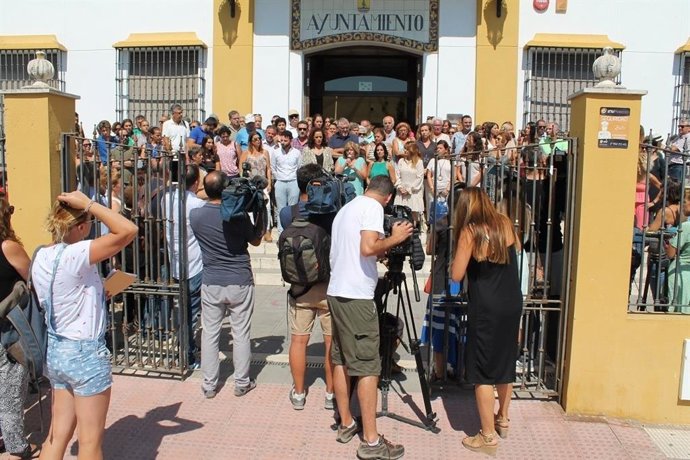 Instantánea del acto de repulsa hacia la violencia machista en Gelves