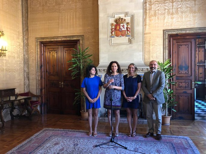 La presidenta del Consell de Mallorca, Catalina Cladera (2i), amb la presidenta de la FEHM, Maria Frontera (3i), entre altres representants de la institució hotelera
