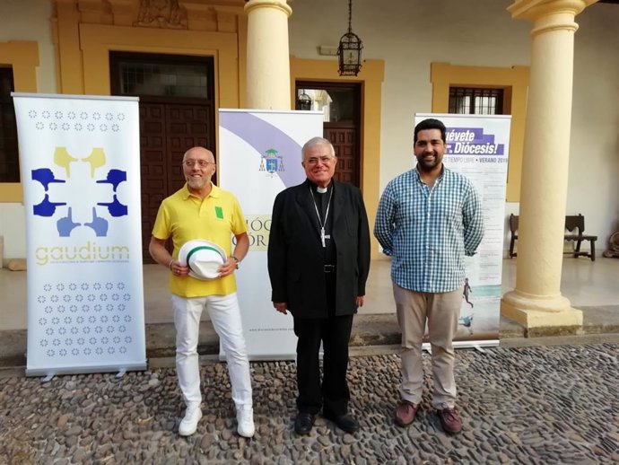 Demetrio Fernández (centro), entre Miguel David Pozo y Manuel Maestre, en al Palacio Episcopal.