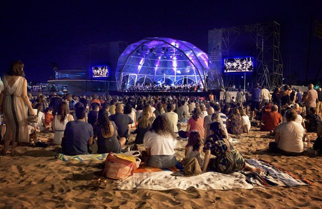 El mar se empapa del jazz y de la música clásica y de banda en la playa ...