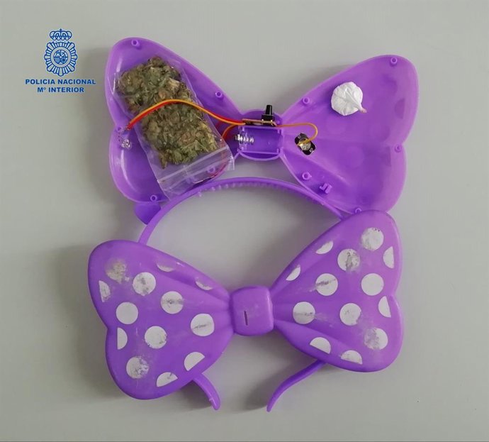 Droga amagada dins una diadema infantil de venta ambulant.