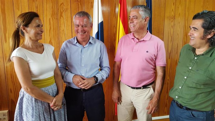 La alcaldesa de Agaete, María del Carmen Rosario Godoy, junto al consejero de Obras Públicas del Gobierno canario, Sebastián Franquis, el alcalde de La Aldea, Tomás Pérez, y el director de Obras Públicas del Cabildo de Gran Canaria, Francisco Duque