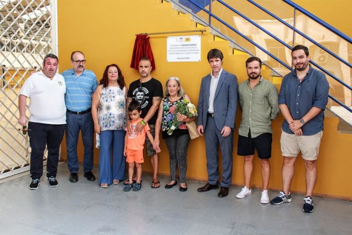 Familiares y amigos de Serrano, junto a su placa