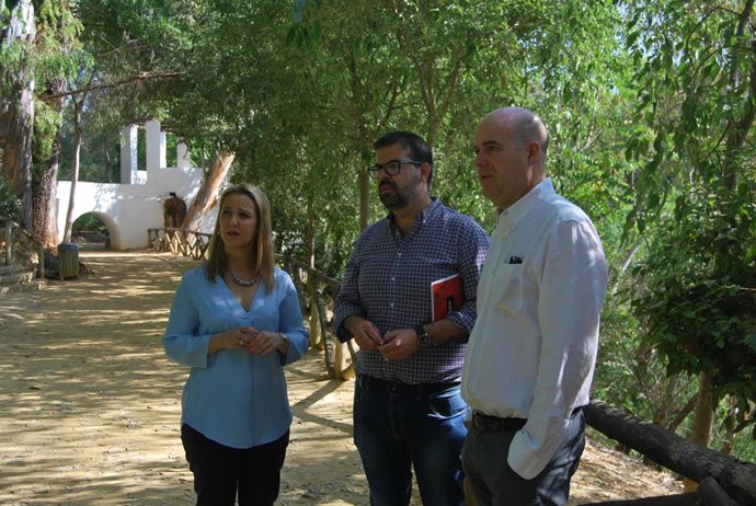 Visita de la edil por los parques de la Ribera del Guadaíra