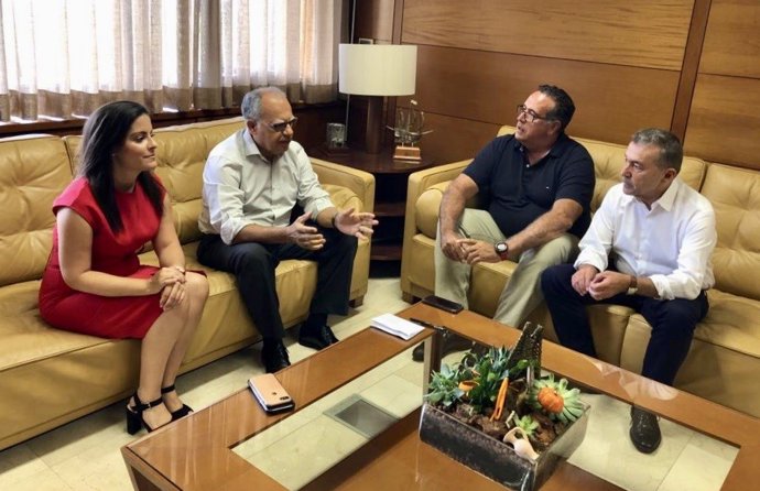 El presidente del Cabildo de La Gomera, Casimiro Curbelo, y la consejera de Turismo del Gobierno de Canarias, Yaiza Castilla, se reúnen con representantes de Naviera Armas