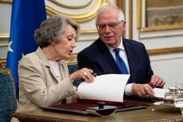 La administradora única de RTVE, Rosa María Mateo, y el ministro de Asuntos Exteriores en funciones, Josep Borrell, firman un acuerdo de colaboración