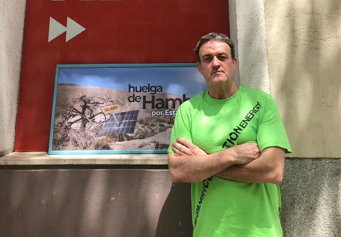 César Vea permanece en huelga de hambre frente a Ferraz para evitar su desahucio por deudas contraídas con el cambio de legislación de las energías renovables de 2011, que afectó a una placa fotovoltaica que había instalado en 2011.