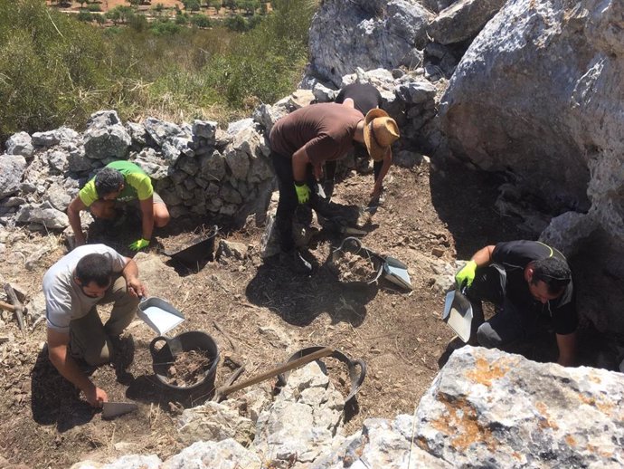 Equipo de arqueólogos e historiadores excavan la primera trinchera de la guerra civil en Mallorca en Son Carrió (Sant Lloren).