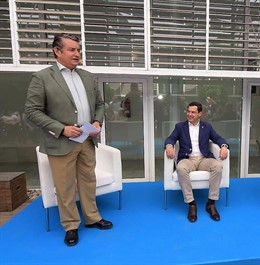 Antonio Sanz con Juanma Moreno en un acto