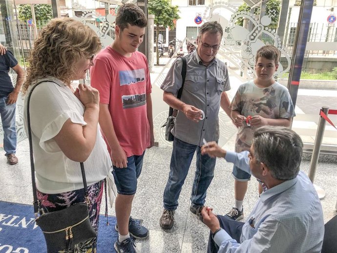 El presidente de Cantabria, Miguel Ángel Revilla, recibe a quienes quieran conocerle en la entrada del Gobierno de Cantabria