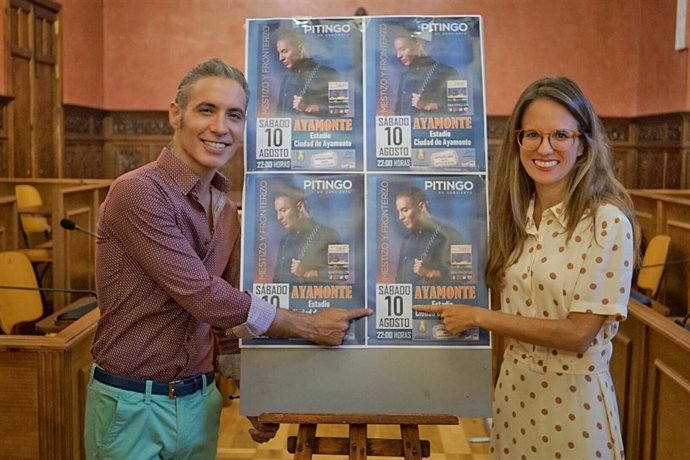El cantante 'Pitingo' y la alcaldesa de Ayamonte, Natalia Santos.