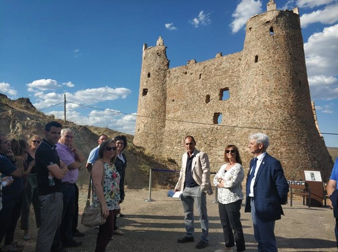 Foto de la primera visita pública realizada al Castillo de Jarque que ha inaugurado la Delegada del Gobierno, Carmen Sánchez, y el subdelegado en Zaragoza, José Abadia, este lunes 29.