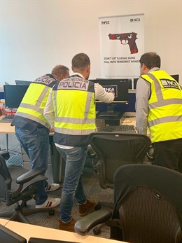 Las detenciones se han practicado en las ciudades de Londres, Manchester, Cambridge, Glasgow, Newcastle, Oxford, Belfast o Bristol, entre otras.