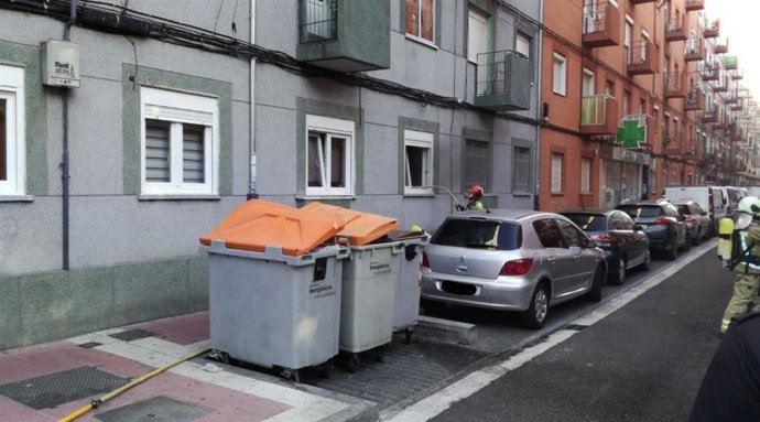Los Bomberos de Valladolid sofocan un incendio en una vivienda del barrio de Las Delicias.
