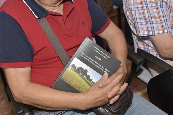 Volumen que recoge el estudio sobre llas fosas del cementerio de La Soledad