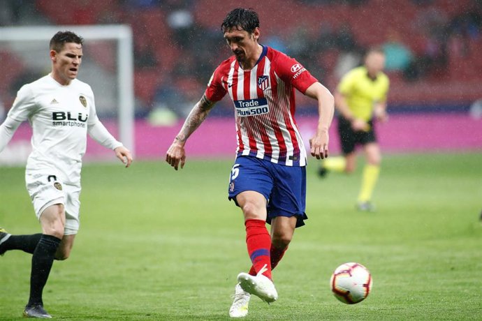 Stefan Savic despeja un balón ante la presión de Santi Mina en un Atlético-Valencia