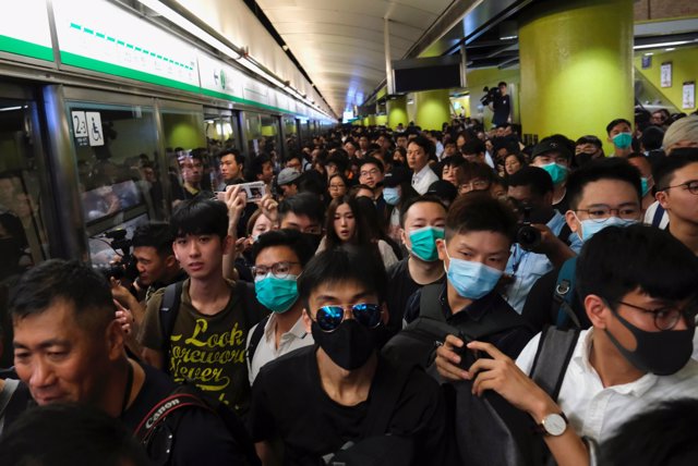 Cientos de manifestantes interrumpen el servicio de trenes de Hong Kong