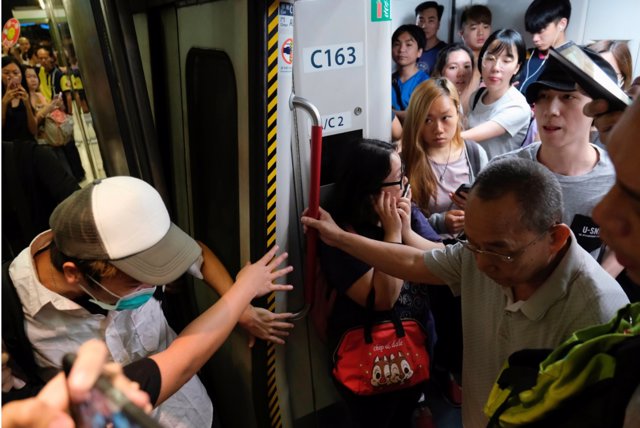 Cientos de manifestantes interrumpen el servicio de trenes de Hong Kong