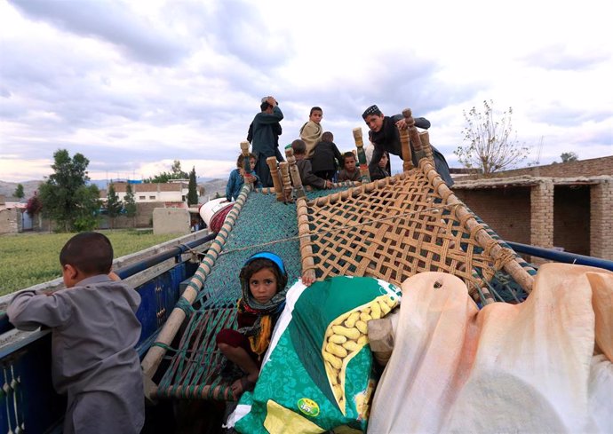 Civiles desplazados por la ola de violencia en la provincia afgana de  Nangarhar