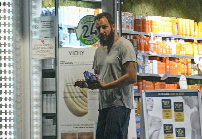 Borja Thyssen saliendo de una Farmacia en el día de su cumpleaños