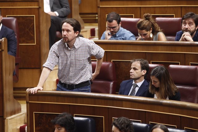 El secretario general de Podemos, Pablo Iglesias, escucha con gesto serio el discurso del presidente del Gobierno en funciones previo a la  segunda votación para la investidura del candidato socialista a la Presidencia del Gobierno. Iglesias confirmó prev
