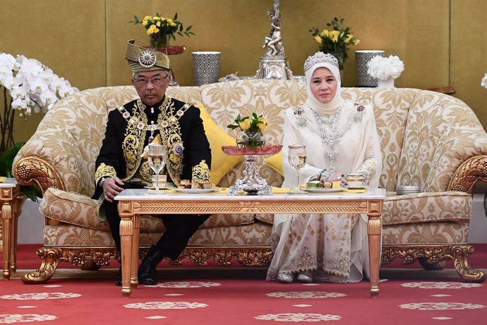 EL nou rei de Malisia, Sult Abdulá, al costat de la seva dona Tunku Azizá, en la cerimnia en el Palau Nacional, a Kuala Lumpur