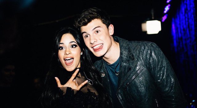 Camila Cabello y Shawn Mendes en los People's Choice Awards 2016