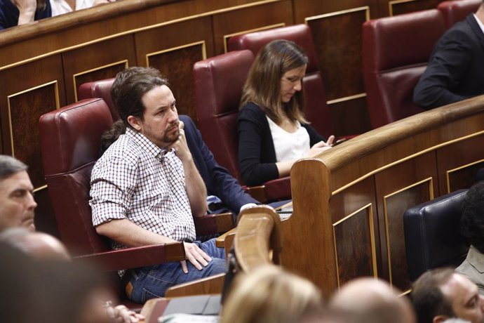 El secretari general de Podem, Pablo Iglesias, escolta amb gest seriós el discurs del president del Govern en funcions previ a la  segona votació per a la investidura del candidat socialista a la Presidncia del Govern. Iglesias va confirmar prev