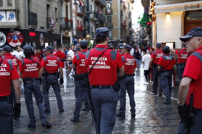 Agentes de la Policía Foral, pasean por la calles de Pamplona antes de que comie