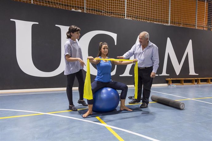 En la imagen, los doctores Esparza y Vaquero, durante una prueba.