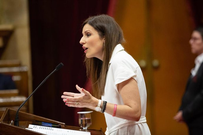 La portavoz de Ciudadanos en el Parlament, Lorena Roldán, durante su intervención en una sesión del pleno del Parlament de Catalunya.