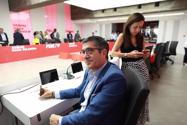 El secretario de Acción Política del PSOE, Patxi López, durante la reunión de la Comisión Ejecutiva Federal del PSOE horas antes de la segunda votación para la investidura del candidato socialista a la Presidencia del Gobierno.