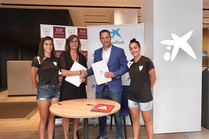 Praticipantes en la firma del convenio entre CaixaBank y EDF Logroño