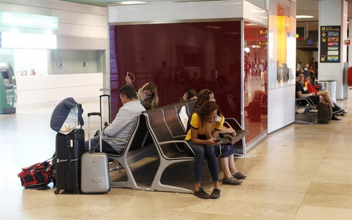 Pasajeros esperando la salida de su vuelo en el Aeropuerto Adolfo Suárez Madrid-Barajas durante el verano.