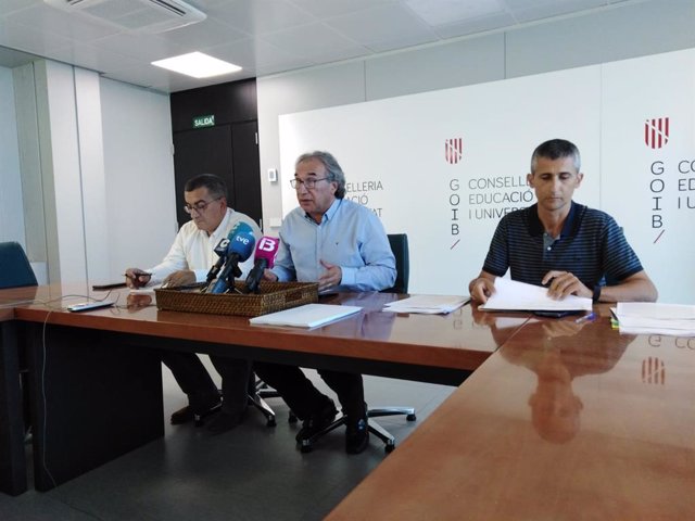 El conseller de Educación y Universidad del Govern, Martí March (centro), presenta el nuevo decreto de admisión escolar para  alumnos en Baleares para el curso 2010/20121