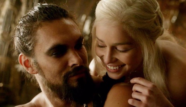 Fotograma de la primera temporada de Juego de Tronos con Jason Momoa como Khal Drogo y Emilia Clarke como Daenerys Targaryen