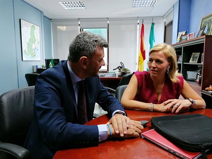 La subdelegada de la Junta, Eva Pajares, con el responsable de Cepsa en España, Jesús Ivars.